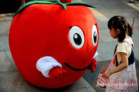 Tomato fight in Dongguan
