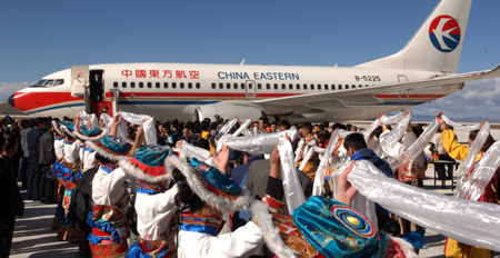 World's second highest airport opens in Sichuan