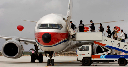 World's second highest airport opens in Sichuan