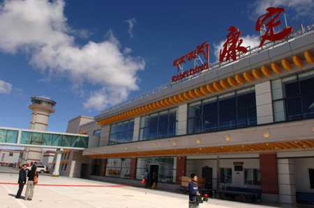 World's second highest airport opens in Sichuan