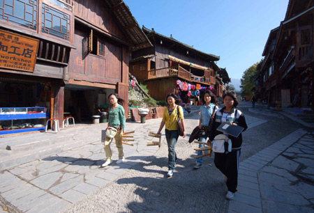 Miao village attracts tourists with folk culture