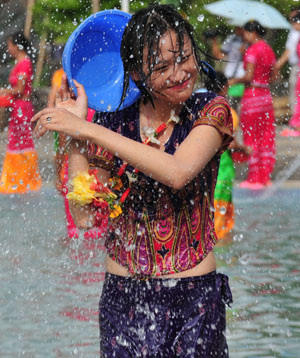 Water-splashing festival in China's Yunnan Province