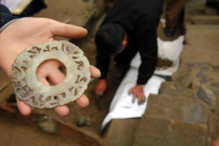 Precious ancient articles unearthed in central China