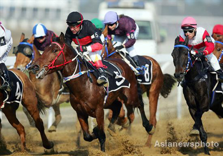 Horse racing back on Wuhan courses