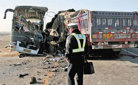 Bus, truck collision kills 22 in Xinjiang