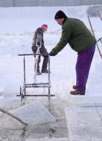 A busy ice-harvest season on the Heilongjiang River