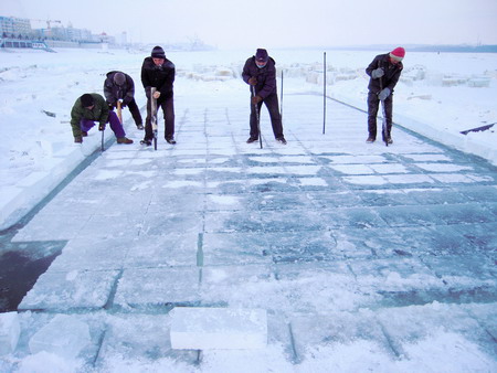 A busy ice-harvest season on the Heilongjiang River