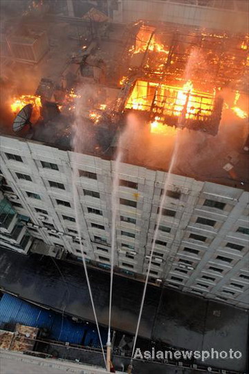 Fire put out on building roof in Hunan