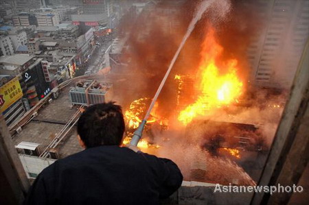 Fire put out on building roof in Hunan