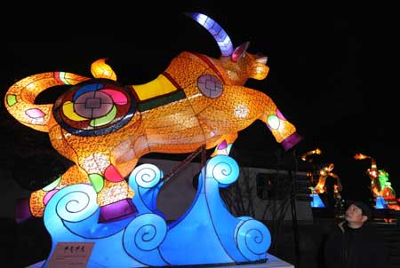 Wuhan readies lanterns for coming festival