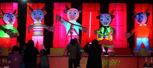 Wuhan readies lanterns for coming festival