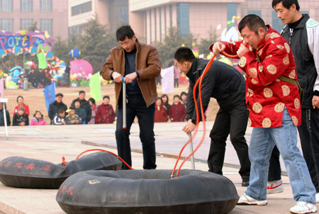 Folk art festival held in Qingdao
