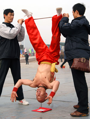 Folk art festival held in Qingdao