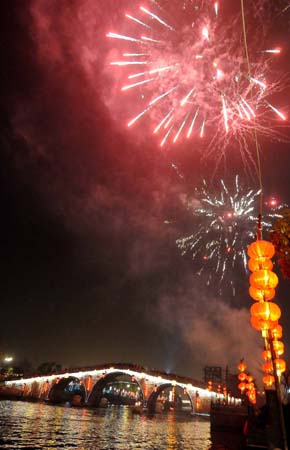 Fireworks make glamorous view on China's traditional Lantern Festival