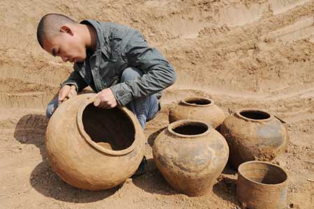 Some 200 pieces of relics excavated in central China