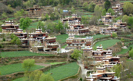 Tibetan houses: one of the most beautiful scenes in Ganzi