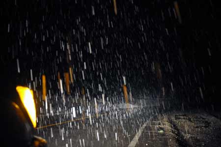 Xinjiang's quake zone hit by snowstorm