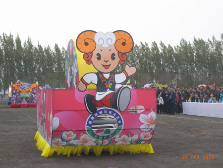 Xinjiang Yumin Mountain Flower Festival in bloom
