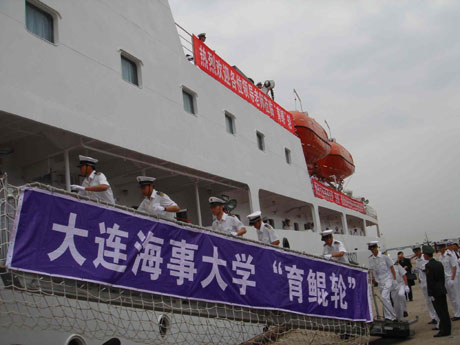 Mainland training ship visits Taiwan