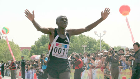 Dongying marathon attracts huge turnout.