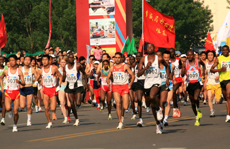 Dongying marathon attracts huge turnout.