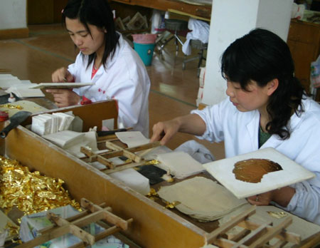 Gold foil and gold thread artworks contest kicks off