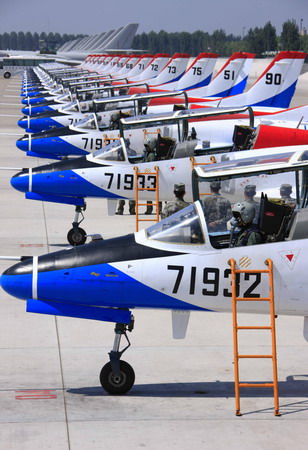 First Chinese female fighter pilots get new suits