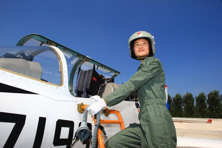 First Chinese female fighter pilots get new suits