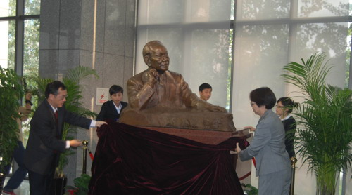 Shiing-shen Chern statute unveiled at Nankai