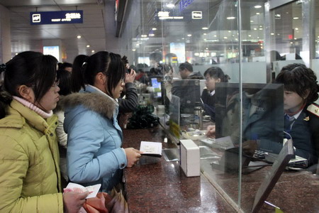 Train stations sell tickets for Spring Festival travel