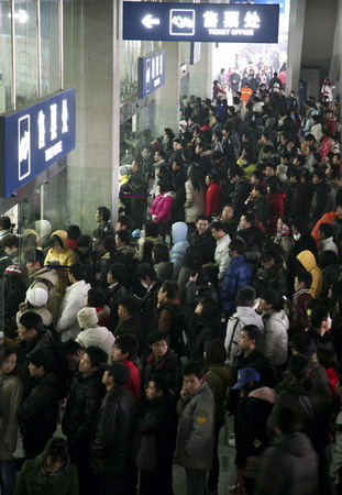 Train stations sell tickets for Spring Festival travel