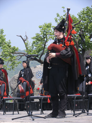 50 Spanish bagpipers play at Great Wall