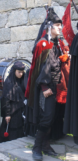 50 Spanish bagpipers play at Great Wall