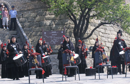 50 Spanish bagpipers play at Great Wall