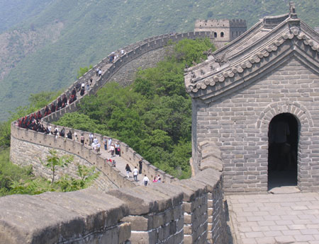 50 Spanish bagpipers play at Great Wall
