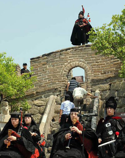 50 Spanish bagpipers play at Great Wall