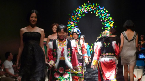 Embroidery scheme benefits Qiang women in Sichuan quake zone