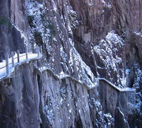 Pristine winter sightseeing at Huangshan Mountain