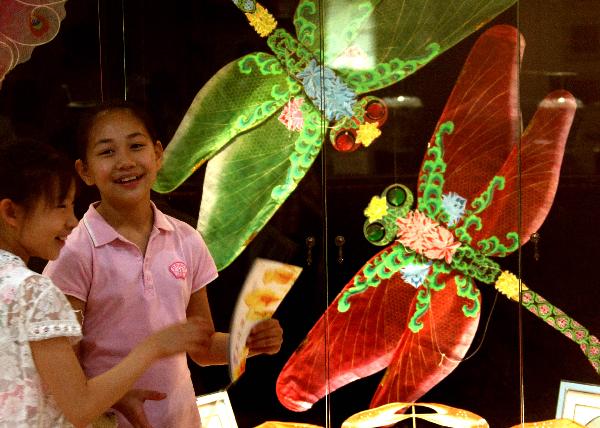 Intangible cultural heritage exhibition opens in Beijing prior to Children's Day