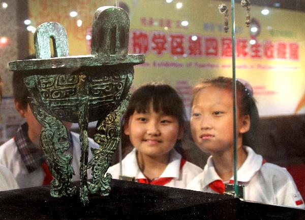 Intangible cultural heritage exhibition opens in Beijing prior to Children's Day