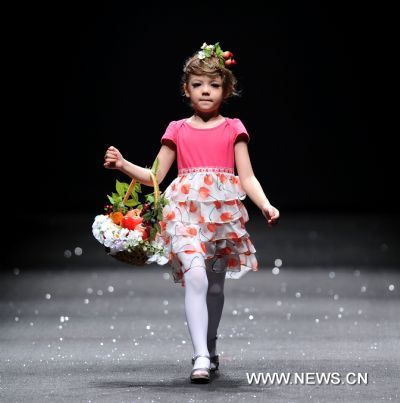 Little angels at Dalian costume festival
