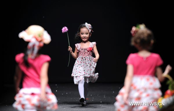 Little angels at Dalian costume festival