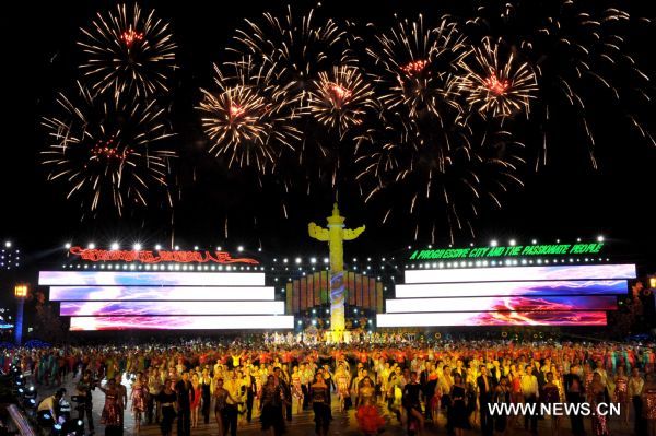 Dalian International Costume Festival kicks off