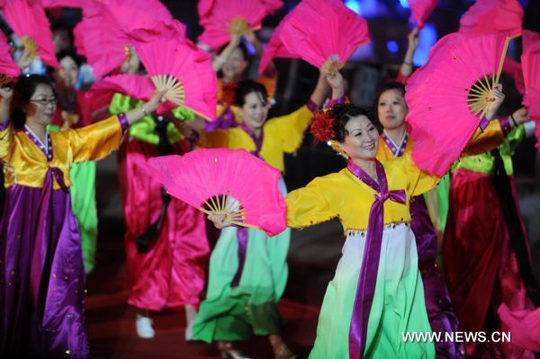 Dalian International Costume Festival kicks off