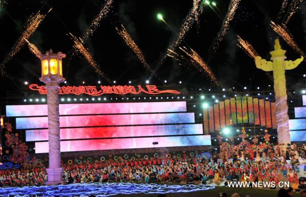 Dalian International Costume Festival kicks off