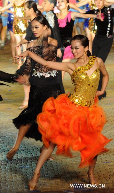 Dalian International Costume Festival kicks off