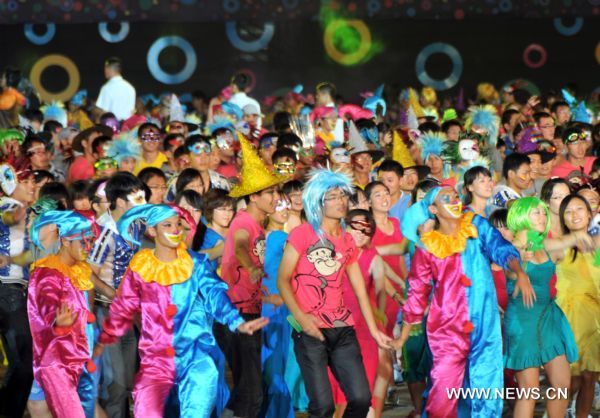 Dalian International Costume Festival kicks off