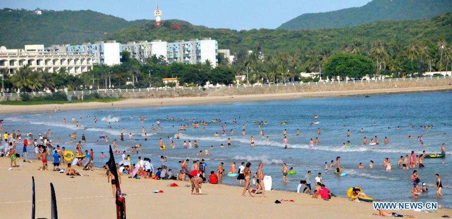Tourists keep away from heat in Sanya
