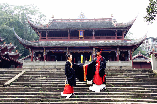 Traditional Han wedding held at Dujiangyan Wenmiao Temple