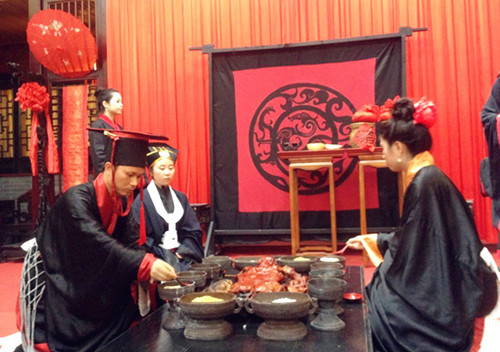 Traditional Han wedding held at Dujiangyan Wenmiao Temple